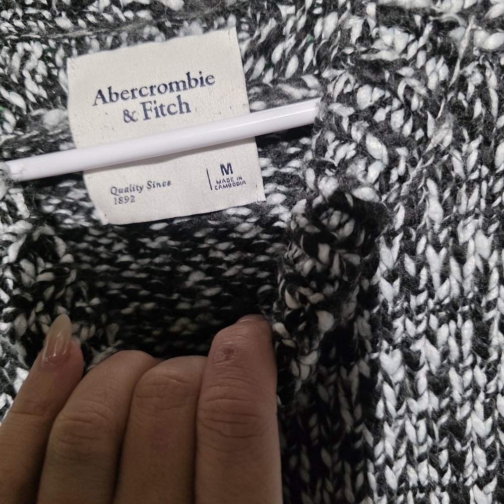 Abercrombie & Fitch Monochrome Knit Sweater EUC Medium PTP 23 - Picture 3 of 4